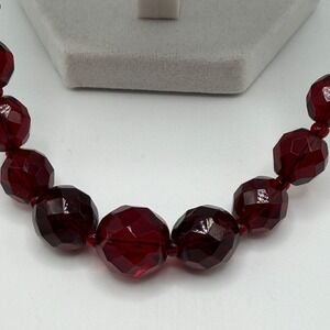 VTG Petite Sophisticate Merlite Ruby‎ Red Faceted Glass Graduated Bead Necklace